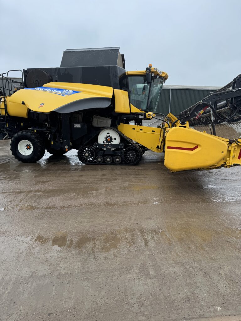 New Holland CR9080 Harvester