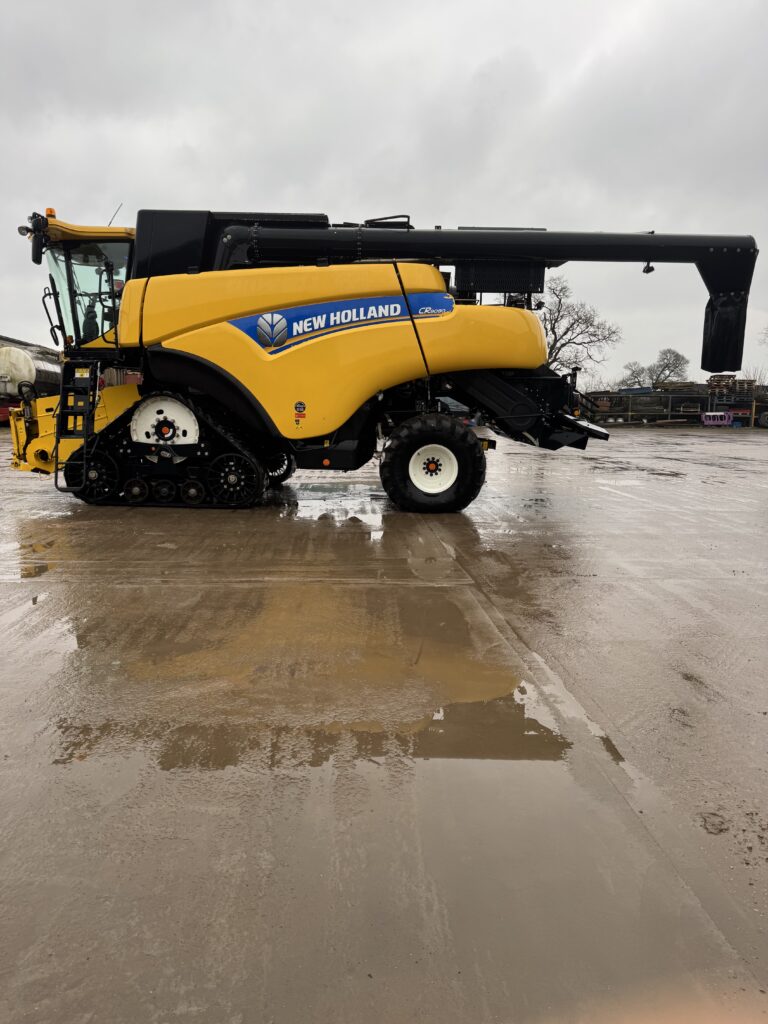 New Holland CR9080 Harvester
