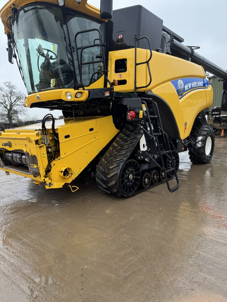 New Holland CR9080 Harvester