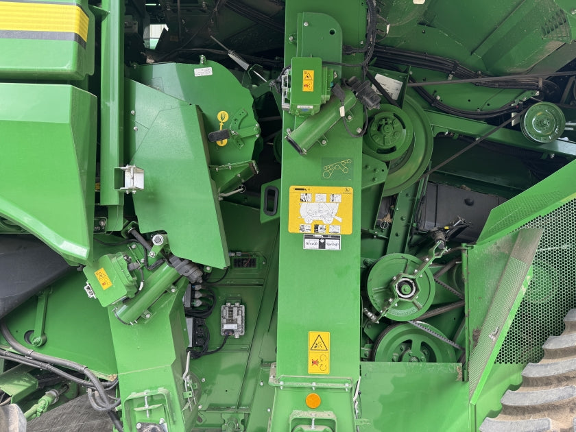 John Deere S785 4WD c/w 735D Header