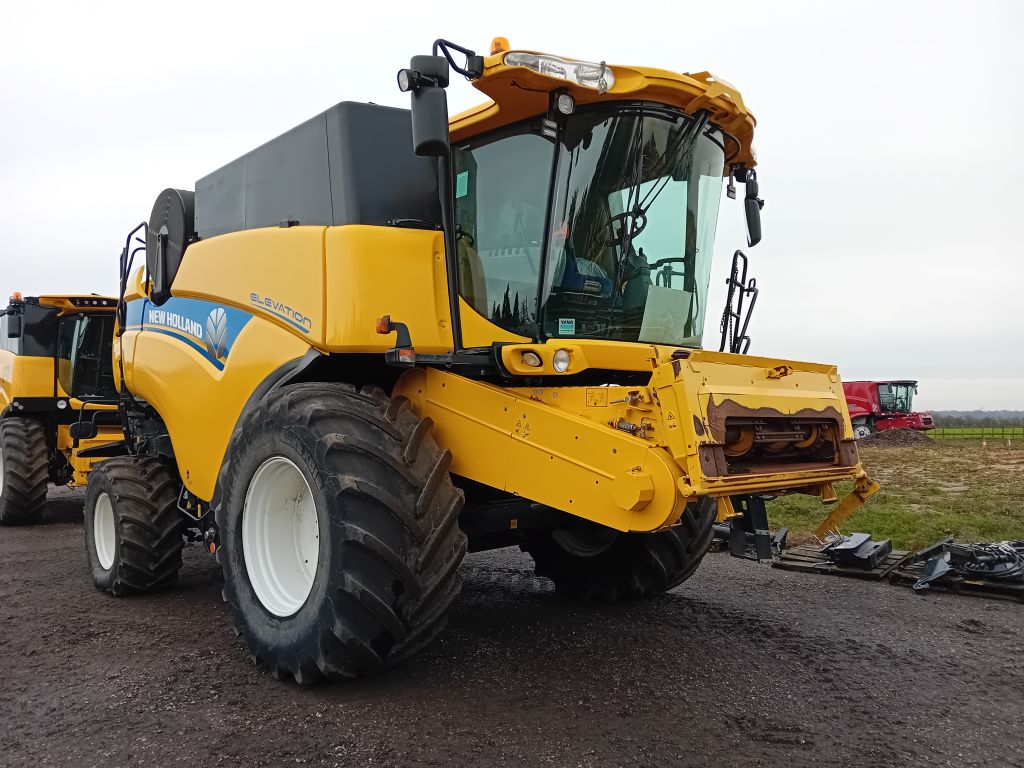 New Holland CX8090 Harvester