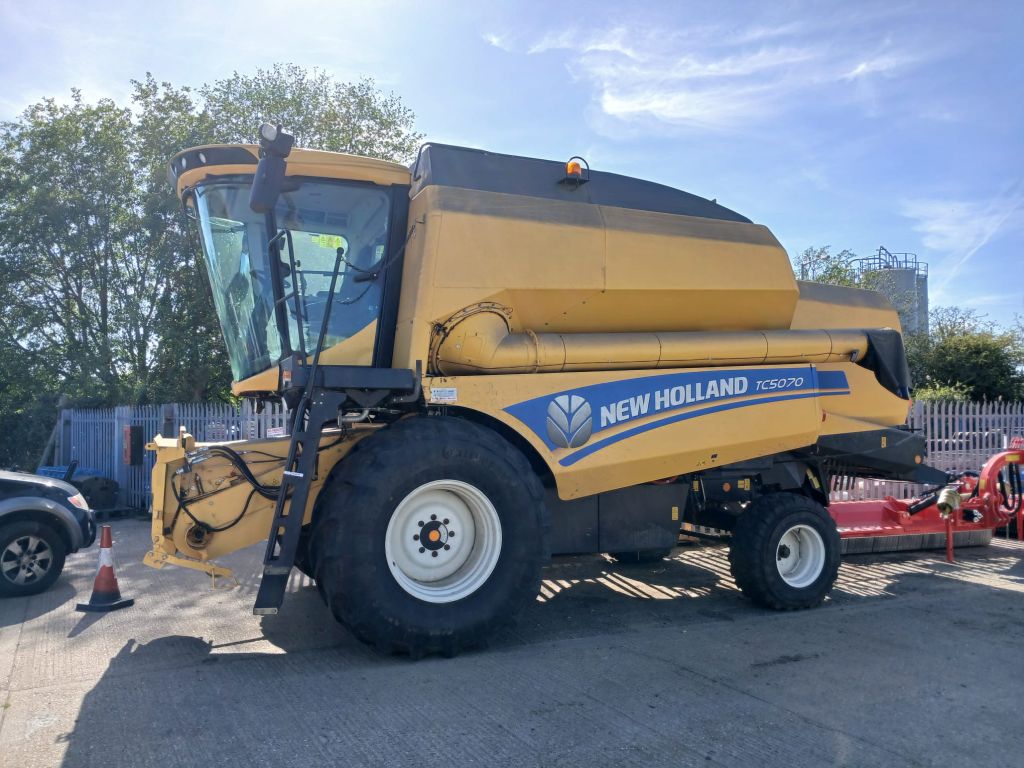 New Holland TC5070 Harvester